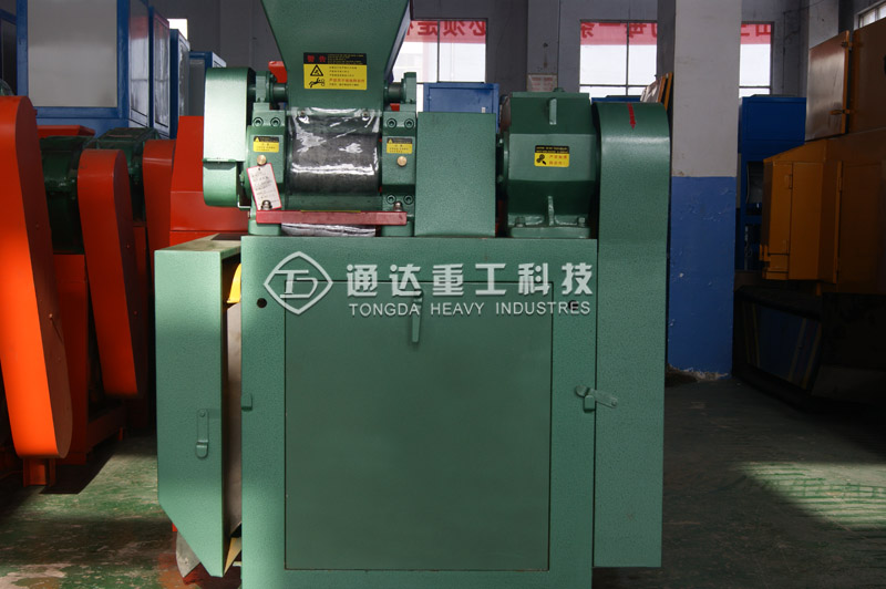 新型對(duì)輥擠壓造粒機(jī).jpg